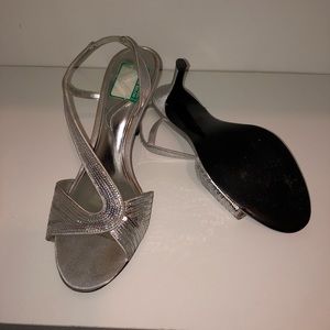 Nina Silver Sequin Shoes Size 9.5